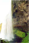 717seljalandsfosshinten.JPG (137869 Byte)